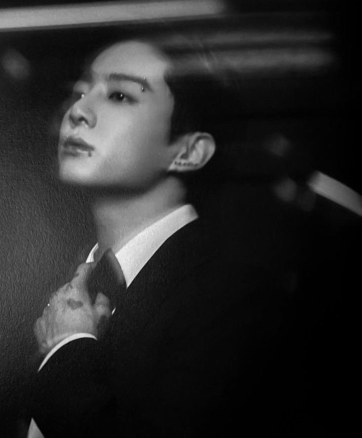aVi_NJYHJVJ7's tweet photo. #taekookau where jungkook who is extremely possessive when it comes to taehyung, attends a party. He rarely let tae out of his sight always keeping him close &amp; making sure no one gets too close to him. Unfortunately a call makes Jungkook step away for a moment leaving Tae alone. https://t.co/ycB9xdE3Wr