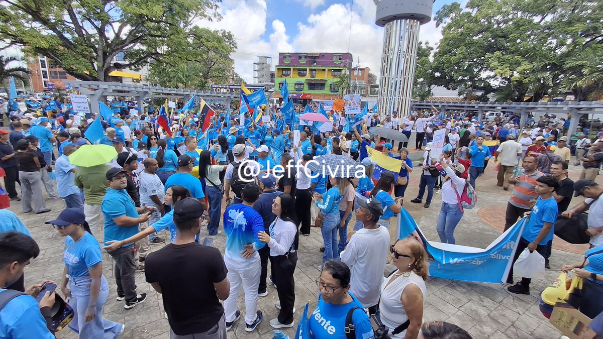 ReporteYa's tweet photo. #27Sep #Monagas #MaríaCorina
@JeffCivira: Ciudadanos de diferentes sectores de #Maturín se concentran en la plaza El Estudiante en apoyo al regreso de la líder @MariaCorinaYA y exigir elecciones presidenciales.
 https://t.co/B6qC5fdMqf