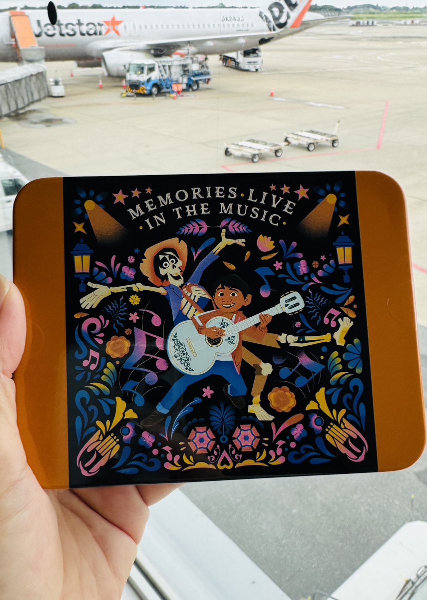 atchandisny's tweet photo. ディズニー帰りの成田空港。ジェットスターショップで「リメンバーミー」コーナーを見つけて歓喜✨✨ https://t.co/Qx0ZVMlgRR