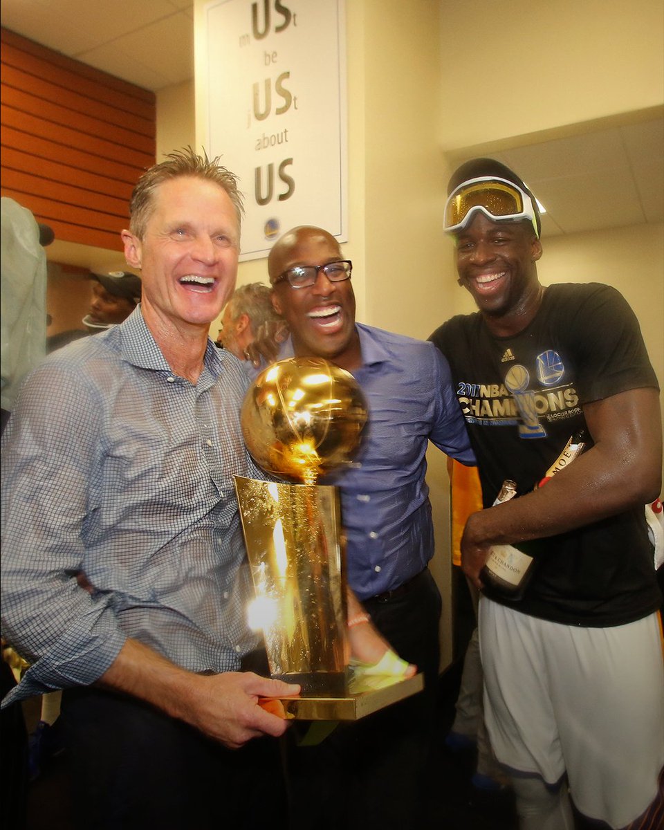 NBABrasil's tweet photo. O MULTICAMPEÃO da NBA Steve Kerr completa 61 anos neste domingo (27/09)! 🥳🤩 O treinador dos Warriors possui NOVE TÍTULOS, sendo cinco como jogador (3 pelos Bulls e 2 nos Spurs), e quatro como técnico dos Warriors. 🏆

#NBABDAY #HLNBA #NBAHistory https://t.co/aCHW0zLnHC
