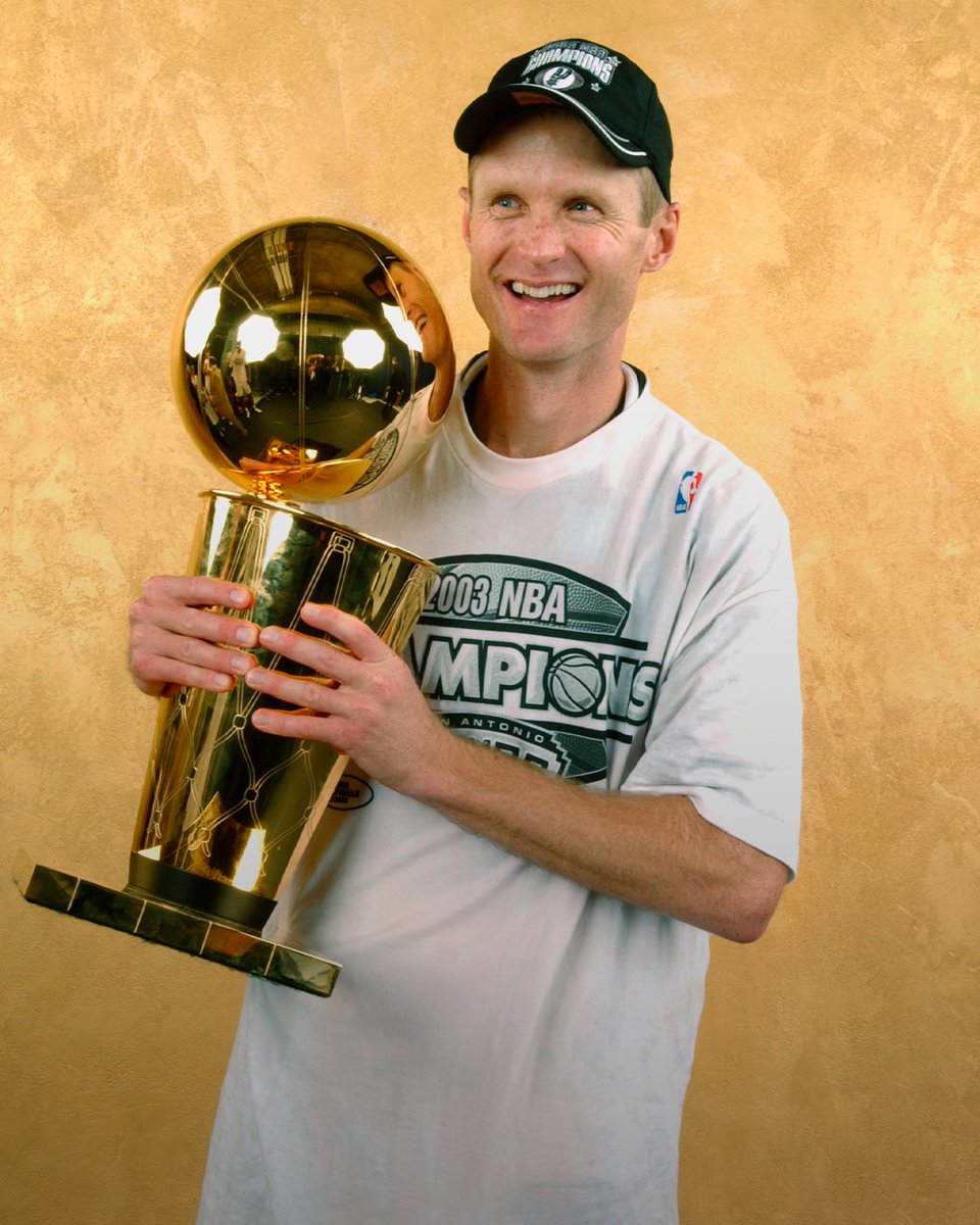 NBABrasil's tweet photo. O MULTICAMPEÃO da NBA Steve Kerr completa 61 anos neste domingo (27/09)! 🥳🤩 O treinador dos Warriors possui NOVE TÍTULOS, sendo cinco como jogador (3 pelos Bulls e 2 nos Spurs), e quatro como técnico dos Warriors. 🏆

#NBABDAY #HLNBA #NBAHistory https://t.co/aCHW0zLnHC