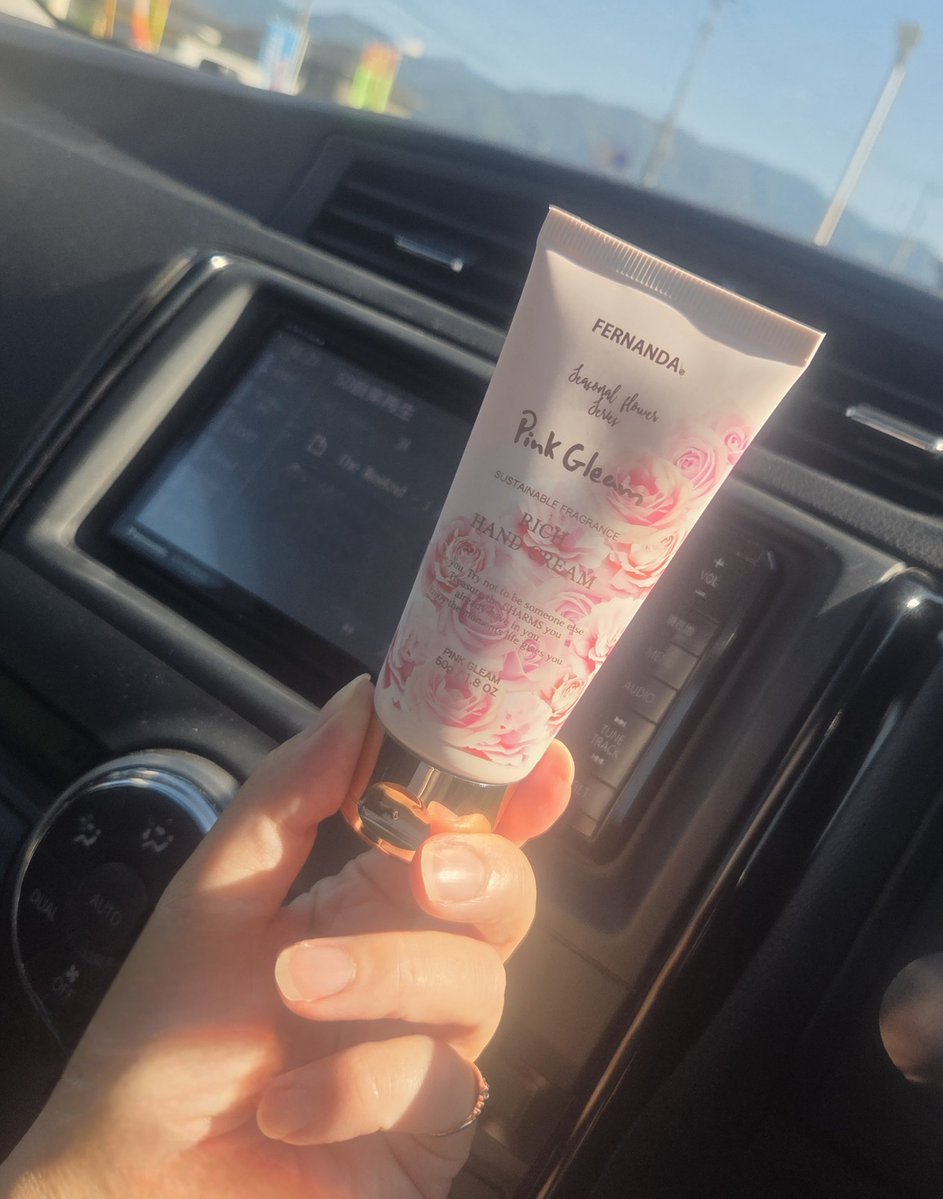 sakura___85's tweet photo. 雑貨屋さんで可愛ぃピンキーリングといぃ香りのハンドクリームげっちゅ♡

いぃ香りすぎて気分上がりすぎてる⤴⤴
✽⚬◦(〃´▽｀〃)◦⚬✽ https://t.co/fxIb2ZFSL6