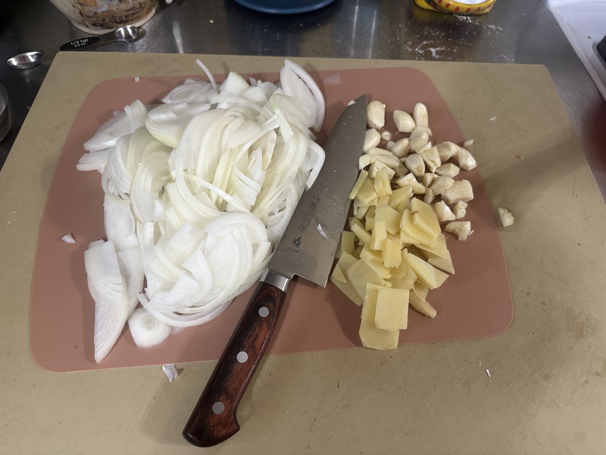 SkinnerPm's tweet photo. Made Hyderabadi wedding curry with tofu:
Toasted almond flour &amp; coconut. covered tofu with spices. Cooked up onions. Then kinda-puréed ginger/garlic, add to pan. Add soy sauce, sambal olek, chili powder, lots of fresh cilantro &amp; lots of dried fenugreek leaves. 
So damn good https://t.co/e0eK6aH3Hl
