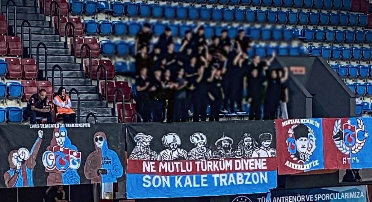 FatalStorm1967's tweet photo. TRABZONSPORUMUZU PARKEDE YALNIZ BIRAKMIYORUZ ! https://t.co/vsj0eJIrPw