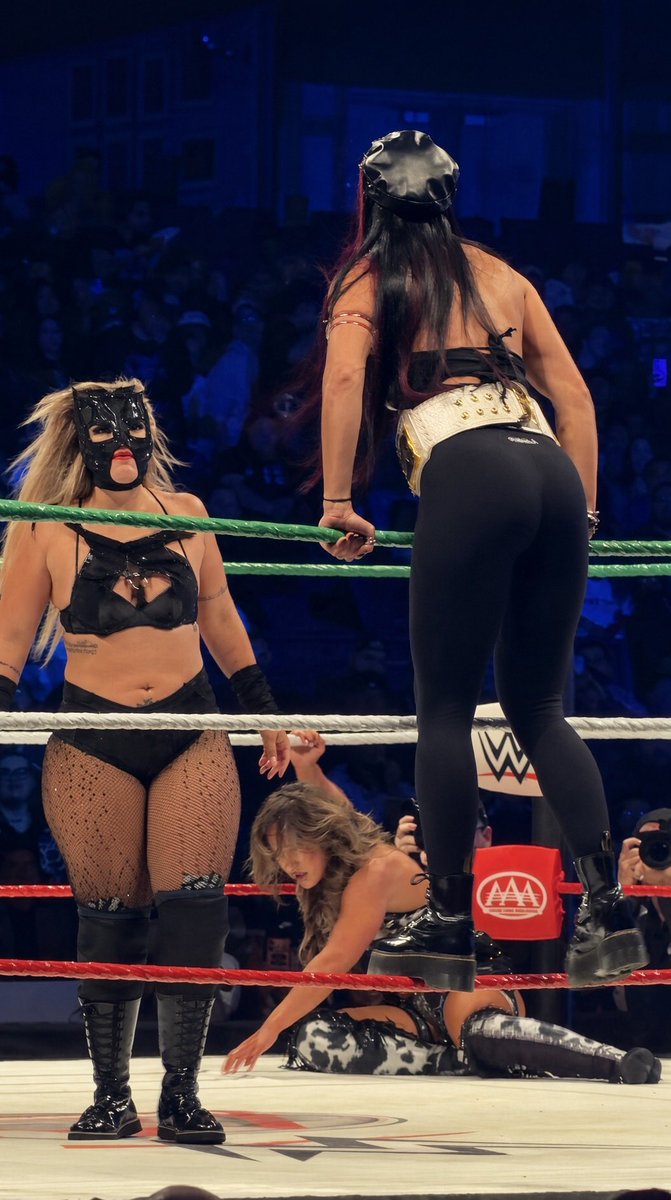 buddylao's tweet photo. WORLDS COLLIDE CHICAGO! 🔥🇲🇽
#WWE #AAA #WorldsCollide https://t.co/9PvgAGiHM8