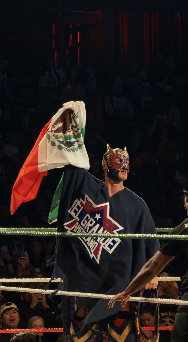 buddylao's tweet photo. WORLDS COLLIDE CHICAGO! 🔥🇲🇽
#WWE #AAA #WorldsCollide https://t.co/9PvgAGiHM8