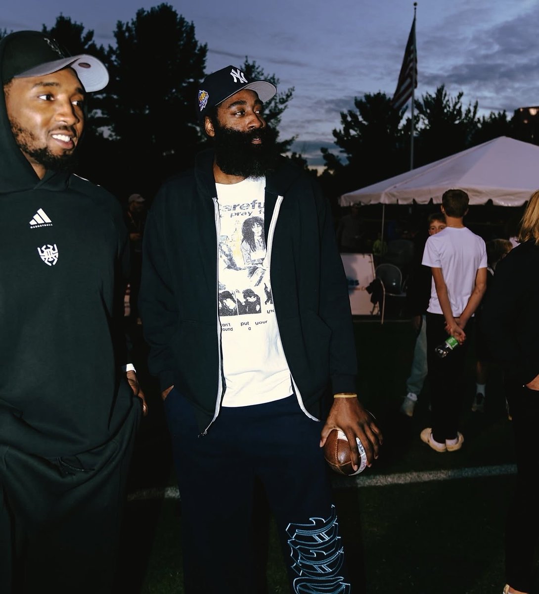 JHarden13's tweet photo. Happy Sunday! @49ers play today 😎 https://t.co/W9pQdtXQuI