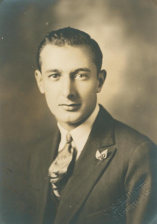 persephone42856's tweet photo. A classic Uncle John poem, that's what's happening on Substack. (Photo of Keith's Uncle John in his younger years.) #tacoma #northwestpoetry #unclejohn #keithabbott #jimbeam #dapper
https://t.co/6Hqjhbm9Nw https://t.co/jUomXg7Jbb