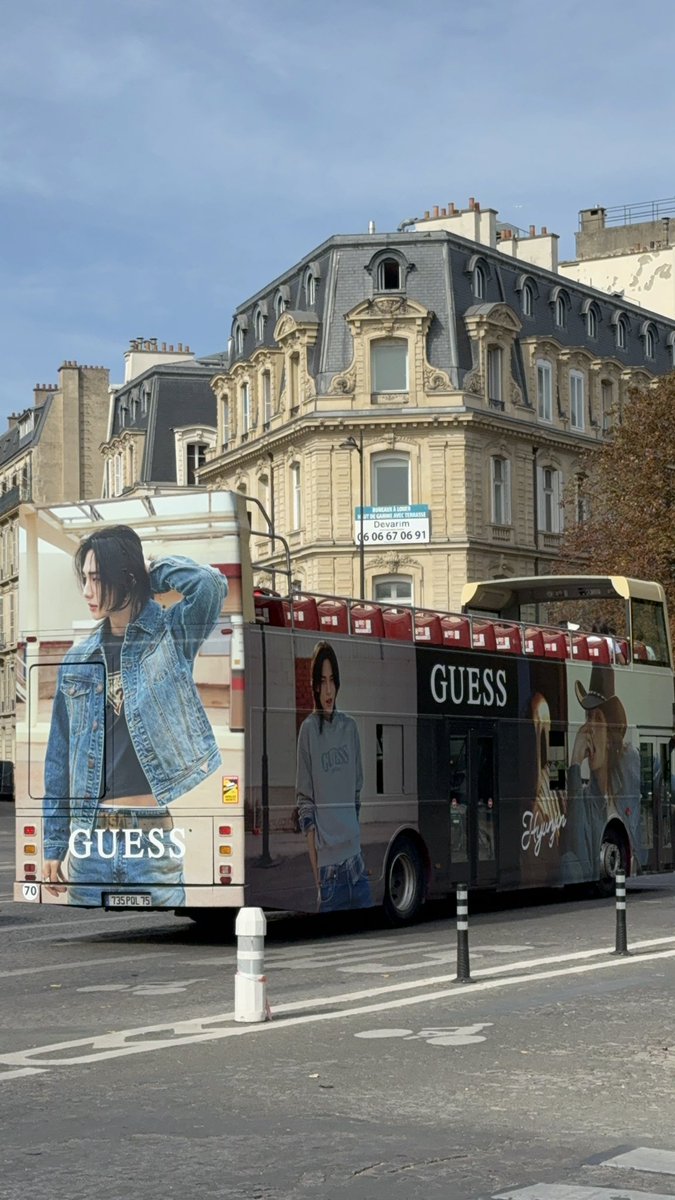 SilverSnowFox99's tweet photo. Hyunjin buses in Paris 🇫🇷
#HYUNJIN 
#HYUNJIN_GUESSFALL26
#HYUNJINxGUESS https://t.co/PYpkM7aJcC