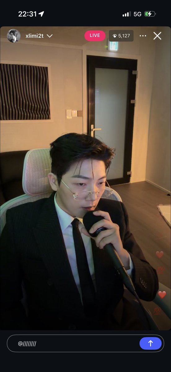 atmylimi2t's tweet photo. his glasses 😭💵 https://t.co/40kYIz1jvD