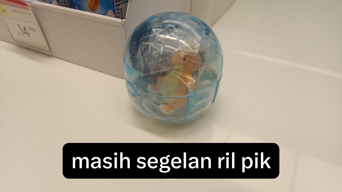 Morupeus's tweet photo. OOT tp #WTS #Pokemon mini diorama Dragonite. Kalau dirangkai jd kek pic sebelahnya. Dibeliin adek gacha tp instead of absol dpt dragonite 💔 anyone interested pls do pick him up ՞߹ - ߹՞. Reshares r very appreciated it's still sealed inside the plastic ball so it's very much new. https://t.co/bwyJcixmCt