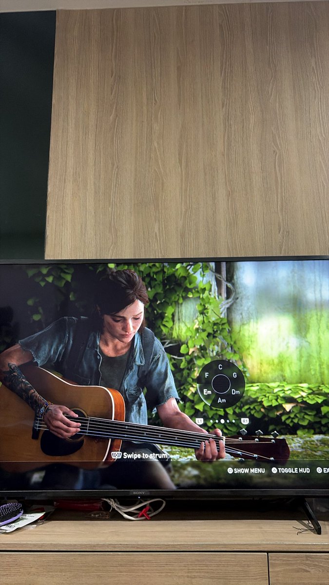 mioguro22's tweet photo. my gf playing guitar for me #yallcantrelate https://t.co/k09dmLvmcd