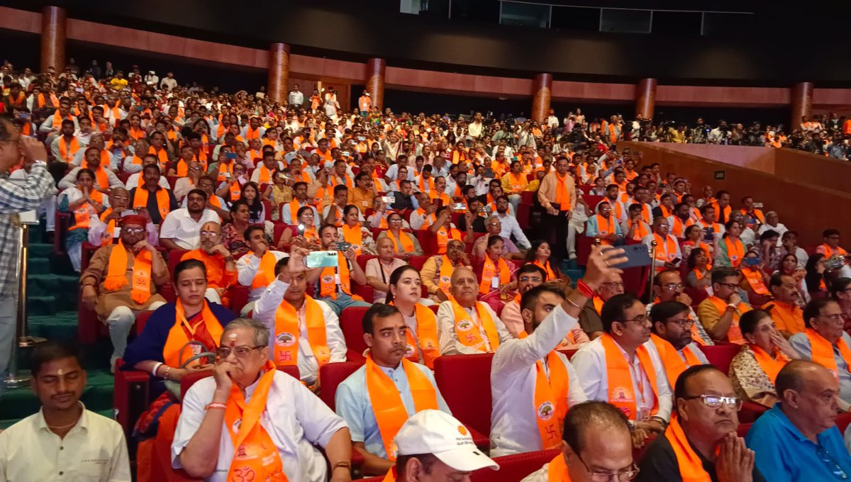 VHPDigital's tweet photo. प्रेस विज्ञप्ति:

देश के युवाओं के प्रेरणा पुरुष थे श्री अशोक सिंघल जी: अमित शाह (@AmitShah )
 
नई दिल्ली, 27 सितंबर 2026. केंद्रीय गृह मंत्री अमित शाह ने आग कहा कि "भारत के युवाओं को श्रद्धेय अशोक सिंहल जी के जीवन से प्रेरणा लेनी चाहिए।
यह बात उन्होंने दिल्ली के भारत मंडपम में अशोक सिंहल जन्मशताब्दी वर्ष के उद्घाटन समारोह में मुख्य अतिथि के तौर पर बोलते हुए कही।

कार्यक्रम का आयोजन विश्व हिंदू परिषद और अशोक सिंहल फाउंडेशन ने किया। 
श्री अमित शाह ने भारतीय संस्कृति, आध्यात्मिक चेतना, हिंदू समाज के संगठन और श्री राम जन्मभूमि आंदोलन को अपना जीवन समर्पित करने वाले इस युगदृष्टा नेता को भावभीनी श्रद्धांजलि अर्पित की। समारोह में अशोक सिंहल जी के प्रेरणा दायी जीवन, दूरदर्शी विचारों और देश-समाज के लिए उनके अतुलनीय योगदान को याद किया गया।
रामभक्तों से खचाखच भरे सभागार को संबोधित करते हुए उन्होंने कहा, "श्री अशोक सिंहल जी ने अपना पूरा जीवन देश, समाज और भारत की सांस्कृतिक विरासत के संरक्षण में लगा दिया। राम जन्मभूमि आंदोलन में उनका योगदान और सांस्कृतिक पुनरुत्थान के प्रति उनकी प्रतिबद्धता सदैव अविस्मरणीय रहेगी।"
गृह मंत्री ने आगे कहा, "विश्व हिंदू परिषद व श्री अशोक सिंहल फाउंडेशन उनकी जन्म शताब्दी मनाकर और उनके जीवन, मूल्यों व योगदान को जन-जन, विशेषकर युवाओं तक पहुंचाकर सराहनीय कार्य कर रहा है। यह शताब्दी समारोह युवा पीढ़ी के लिए उन आदर्शों को समझने और राष्ट्र-समाज के प्रति समर्पित जीवन से प्रेरणा लेने का एक महत्वपूर्ण अवसर है। मुझे पूरा विश्वास है कि यह पहल उनके विचारों और विरासत को आने वाली पीढ़ियों तक ले जाने में मील का पत्थर साबित होगी।"
कार्यक्रम में परम पूज्य *युगपुरुष महामंडलेश्वर स्वामी परमानंद गिरि जी महाराज* ने कहा, "यह हमारा देश है और इसकी हर धरोहर की रक्षा करना हमारा परम कर्तव्य है। हमें अपने समाज और धर्म के प्रति सदैव सजग रहना होगा, कड़ी मेहनत करनी होगी और देश को और अधिक शक्तिशाली व प्रगतिशील बनाने में योगदान देना होगा—यही श्री अशोक सिंहल जी की विचारधारा थी।"
समारोह का शुभारंभ 100 वेदपाठी बटुकों द्वारा शंखनाद और वैदिक मंत्रोच्चार के साथ हुआ।

इस कार्यक्रम का मुख्य आकर्षण "मर्यादा पुरुषोत्तम श्री राम के दिव्य पदचिह्न" नामक 'कॉफी टेबल बुक' का विमोचन रहा, जो भारतीय समाज पर भगवान श्री राम के जीवन-मूल्यों, आदर्शों और उनके अमिट सांस्कृतिक प्रभाव को रेखांकित करती है। इस अवसर पर 'श्री राम स्तंभ' की एक प्रतिकृति (रेप्लिका) का अनावरण कर उसे प्रदर्शित भी किया गया।

राष्ट्रीय स्वयंसेवक संघ के सरकार्यवाह माननीय श्री दत्तात्रेय होसबाले ने कहा, "श्री अशोक सिंहल जी के भीतर विचारों की दृढ़ता और दूसरों के दुखों के प्रति अपार संवेदनशीलता का एक दुर्लभ संगम था। एक बार जब वे कोई निर्णय ले लेते थे, तो उस पर अडिग रहते थे। उनका ध्यान इस बात पर नहीं होता था कि काम कितना कठिन है, बल्कि इस बात ,पर होता था कि उसे सिद्ध कैसे किया जाए। संघ और विश्व हिंदू परिषद के कार्य से लेकर भारत की सांस्कृतिक विरासत, समाज सेवा और परंपराओं के संरक्षण तक उनका योगदान अभूतपूर्व रहा। वे केवल दृढ़ संकल्प वाले व्यक्ति नहीं थे, बल्कि उन संकल्पों को संगठित और सतत कार्य में बदलने की अद्भुत क्षमता रखते थे।"
कार्यक्रम के दौरान अयोध्या जिले में राम वन-गमन पथ पर स्थापित किए जाने वाले 'श्री राम स्तंभों' का डिजिटल लोकार्पण भी किया गया। इसका उद्देश्य आम लोगो को भगवान श्री राम की यात्रा की स्मृतियों और उससे जुड़े सांस्कृतिक व आध्यात्मिक स्थलों से जोड़ना है।
 इसके अलावा, श्री सिंहल जी के जीवन, आध्यात्मिक मूल्यों, संगठनात्मक कार्यों और राम जन्मभूमि आंदोलन में उनकी भूमिका पर आधारित तस्वीरों, दस्तावेजों व ऐतिहासिक सामग्रियों की विशेष प्रदर्शनी भी लगाई गई।

विश्व हिंदू परिषद के अंतरराष्ट्रीय अध्यक्ष श्री आलोक कुमार ने इस अवसर पर कहा, "पूज्य श्री अशोक सिंहल जी का जीवन भारतीय संस्कृति, आध्यात्मिक चेतना और राष्ट्र के प्रति निःस्वार्थ समर्पण का जीवंत स्रोत है। जन्म शताब्दी वर्ष केवल उन्हें याद करने का अवसर नहीं है, बल्कि उनके आदर्शों, सेवा भाव और भारत-प्रेम की भावना को आने वाली पीढ़ियों तक ले जाने के संकल्प का वर्ष है।"

भवदीय 
विनोद बंसल 
राष्ट्रीय प्रवक्ता 
विश्व हिंदू परिषद

#100YearsOfAshokJi