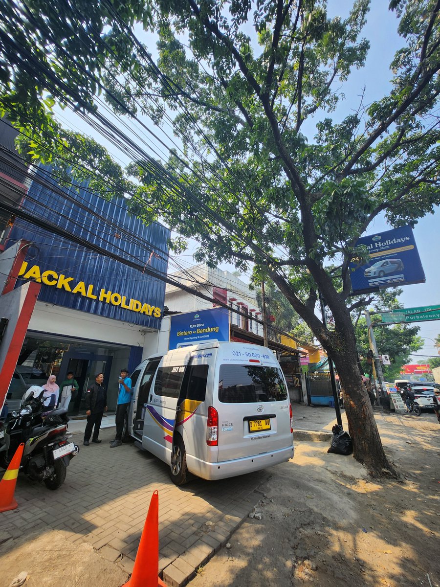 yk1979's tweet photo. ジャカルタから東部の都市を陸路で巡る
ジャカルタ🚅IDR35万
バンドゥン🚍️(JackyHoliday)R11.5万チルボン🚃R14万ペカロンガン🚃R11.5万スマラン

🚅はHalim駅まで🚇️乗継遠く遠いが、到着Padalarang駅からは在来線と接続良い

交通網は時間に正確で、冷房が効いていて快適だった https://t.co/b5R7zUZEIa