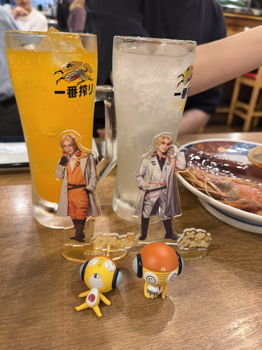 __skyo00's tweet photo. 今日もマチソワで千秋楽してきた！何回観てもおもしろい！アドリブ部分が楽しすぎ✨続編も作って欲しいし大阪とかも回って欲しい🥹金髪ロングの丸メガネってほんと危険ですね。。。かっこいいが過ぎる🥹後悔がないようにいっぱい買いました🙃チェキと違って全部同じ写りだよって教えてあげてwwww https://t.co/x0ldMPFgc2