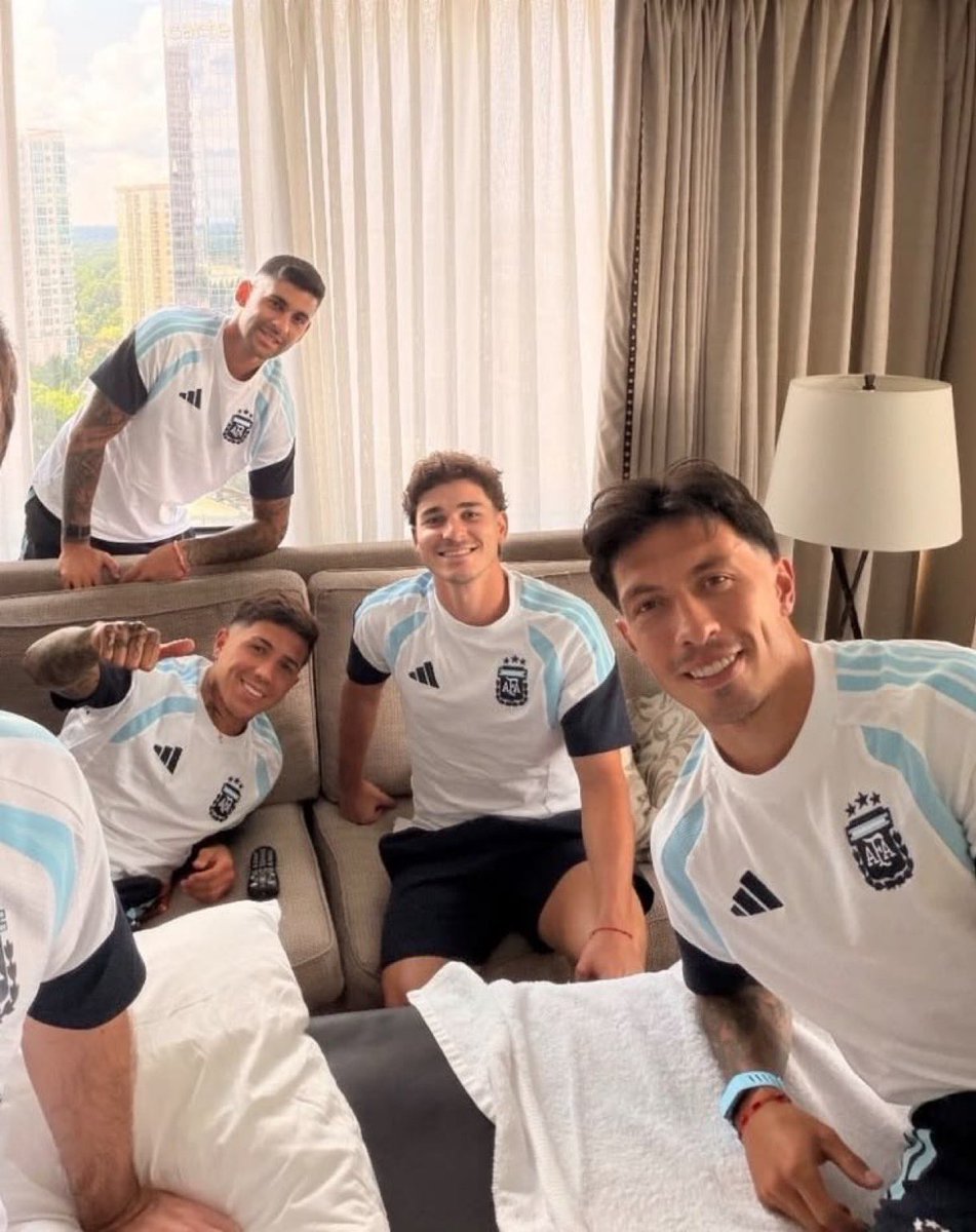 dmandch's tweet photo. Para limpiar un poco el ambiente de tanto veneno... miren a nuestros nuevos líderes de la Scaloneta... JuliEnzo y CutiLicha los amo♥️🥹
#Scaloneta #Argentina #JuliánÁlvarez #EnzoFernández #CutiRomero #JuliEnzo #LaScaloneta #ArgentinaCampeón #ArgentinaTeAmo  #VamosLaScaloneta 🇦🇷❤️ https://t.co/34rBqfy4wC