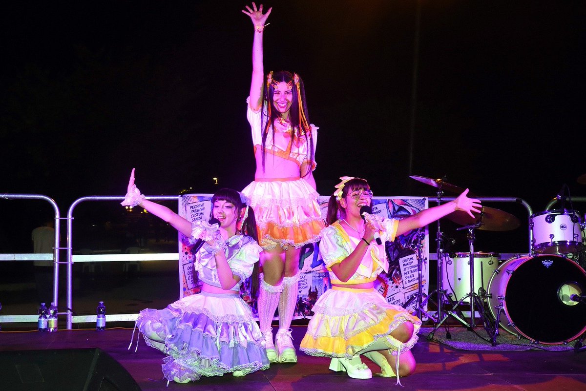 primula_ichiban's tweet photo. 昨日はプリムラ一番のライブがあった!〜✨
ファンたちと一緒に歌って踊ることが大大好き!もう一度心からありがとう!🥺💌 とっても楽しかった〜💜🧡💛
#kaigaiidolgroup #idolgroup #アイドル #idolstage #primulaichiban https://t.co/AXA5X12Fbn