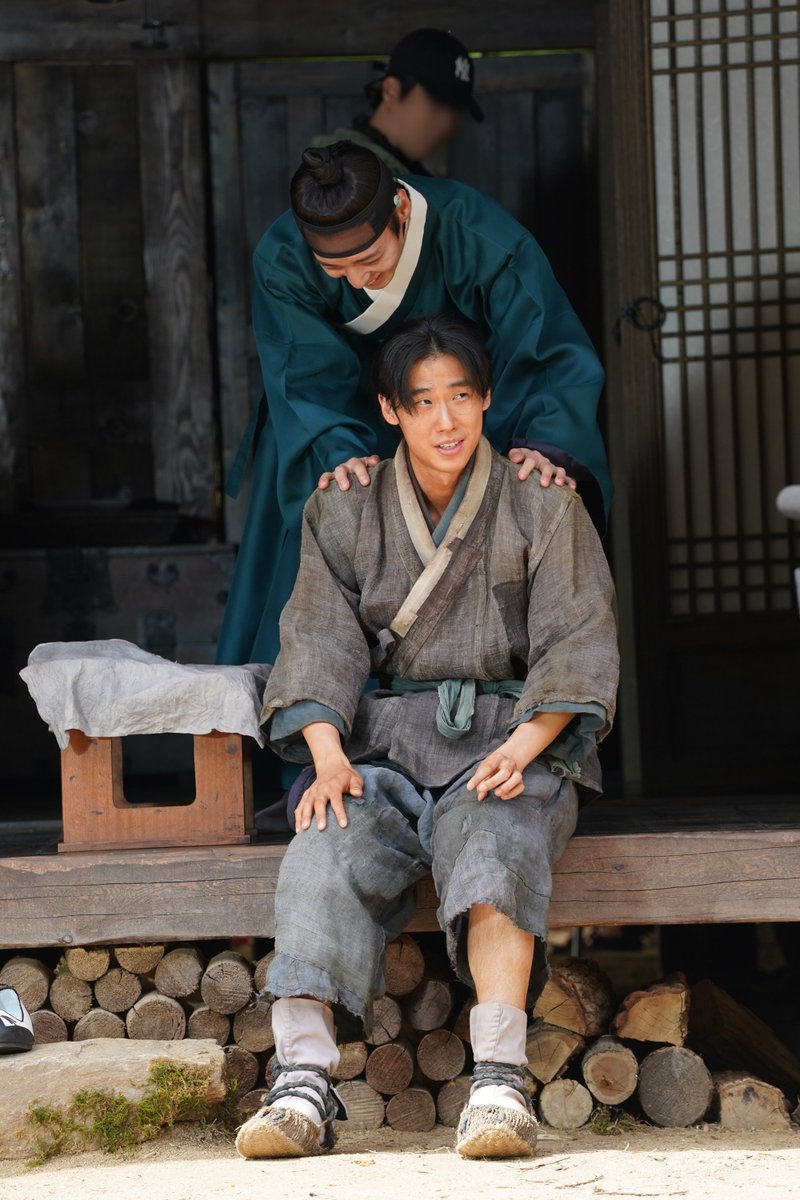 wlgnsdll's tweet photo. 홍위태산 비하인드컷 이거 조아함🥹 
뒤에서 태산이 어깨잡고 웃는거 너무 즈언하.......... https://t.co/TKzXcuyp81