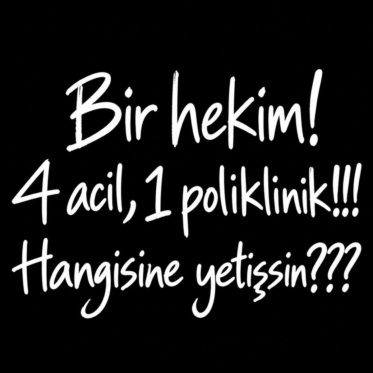 Hekimce261050's tweet photo. Poliklinikteydim.
Yoğun bakımdaki hasta kalp krizi geçiriyor.
Acil sevkini yapmaya çalışıyorum.
Ameliyata alınacak başka bir hastanın tansiyonu 200’lere çıkmış, düşmüyor. Hemşire hanım arıyor; doktor bey dahiliye konsültasyonu istemiş.
Acil servisten telefon geliyor.
Özkıyım amacıyla ilaç almış bir hasta var. Yoğun bakıma yatırılması gerekiyor.
Servisten arıyorlar.
Yatan hastanın potasyumu çok yükselmiş.
“Hocam, ne yapalım?”
Bunların hepsi aynı anda oluyor.
Bir yandan da poliklinik devam ediyor.
Ve kapının önünde randevulu hastalar bekliyor.
Önce kalp krizi geçiren hastanın sevki tamamlandı. Başka bir hastanenin koroner yoğun bakımına yatırıldı.
Eş zamanlı olarak potasyumu yüksek hastanın tedavisi düzenlendi.
Tansiyonu yüksek hastanın istediğim tetkikleri sonuçlandı. Değerlendirildi, tedavisi düzenlendi ve tansiyonu kontrol altına alındı.
En son, özkıyım nedeniyle ilaç alan hastanın yoğun bakım yatışı yapıldı.
İkna edildi; çünkü yatmamak için direniyordu.
Saat üçten sonra poliklinik fiilen kesintiye uğradı.
Kapının önündeki hastalar yaklaşık bir saat bekledi.
Ve her zamanki gibi beklenen telefon da geldi.
Dılılıl, dılılıl...
“Hocam...”
“Buyurun... Bey.”
“Hastaların randevu saati geçmiş, şikâyet var. Neredesiniz?”
“Sizce?”
“Hastanedesinizdir tabii de...”
“Sıkıntılı hastalar vardı.”
“Halledip hemen dönelim polikliniğe hocam, sorun yaşamayalım.”
“Polikliniğe bir süre siz mi baksanız hocam?”
“Her zamanki gibi şakacısınız hocam. Kolay gelsin...”
...

Başhekimlerin, acil durumlarda poliklinik yapmasının önünde bir engel var mıdır??
Sonuçta hasta beklemez...!!! 
Öyle değil mi?
