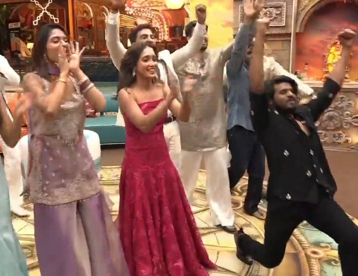 hina_khanfc1's tweet photo. They cutted Asiya-Dhanush dance 😡😭 #Asiya #Dhanush #Bbk13 https://t.co/MgIohRUA2a