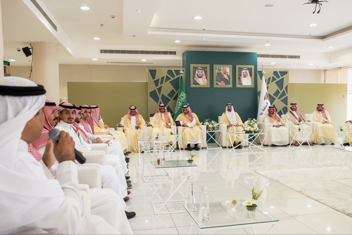 Ahmed_S_Alrajhi's tweet photo. التقيت اليوم في مستهل زيارتي لمنطقة حائل عددًا من رجال وسيدات ورواد الأعمال، وسعدت بالاستماع إلى مرئياتهم ومقترحاتهم حول واقع سوق العمل وفرص تطوير بيئة الأعمال في المنطقة.
نؤمن في منظومة الموارد البشرية والتنمية الاجتماعية بأن الشراكة مع القطاع الخاص ركيزة أساسية لتمكين أبناء وبنات الوطن، وتعزيز فرص العمل، ودعم مسيرة التنمية بما يحقق مستهدفات #رؤية_السعودية_2030.