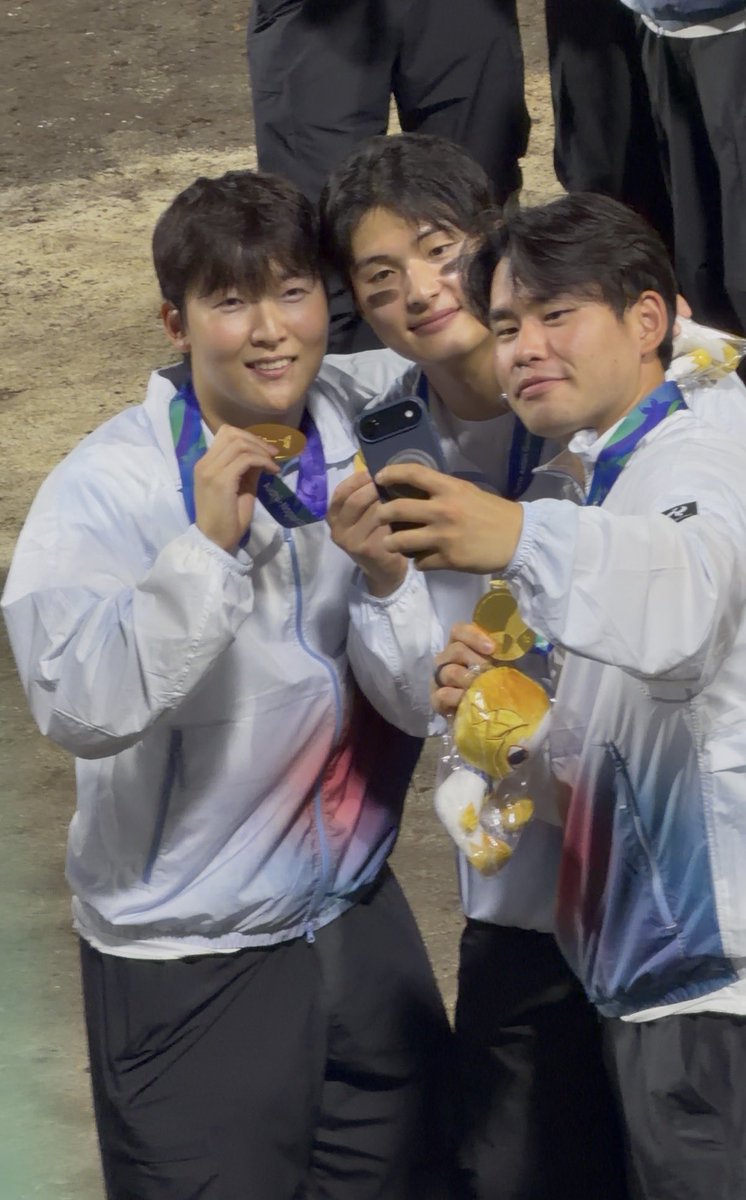binlover14's tweet photo. 팀코리아 팀롯데 화이팅!! 고생했다
잘했다!!!
#최준용 #윤동희 #김진욱 https://t.co/SmQ21nwuj1
