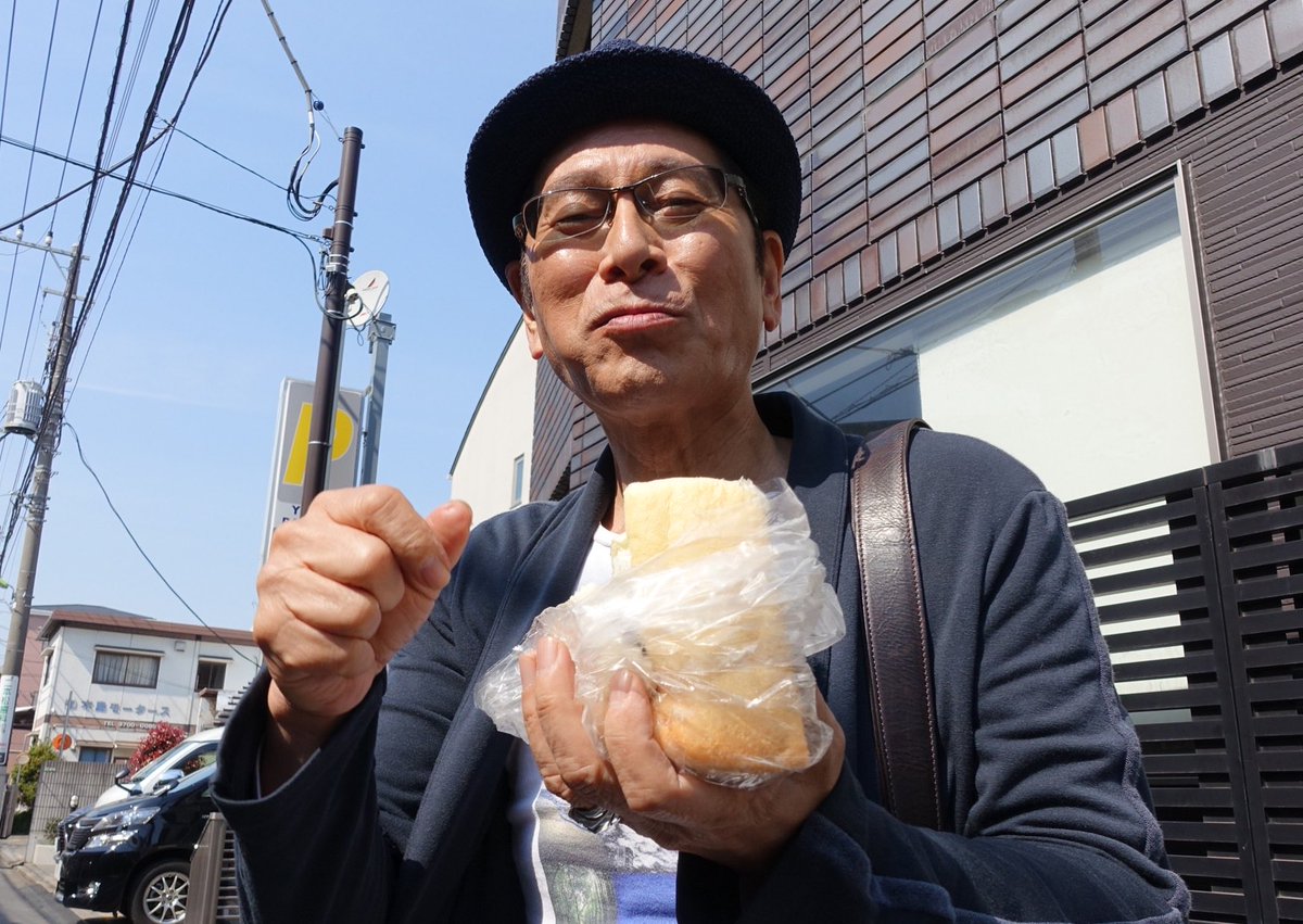 renpobsfuji's tweet photo. 9/27は
漣さん生誕75年
300の顔を持つ男は
いったい
どんな役をやってたんだろう‥‥
でもやっぱり
お茶目な漣さんが好きだなぁ
漣さんおめでとう！
今年も大好きなパンで
カンパ〜ン！ https://t.co/hoS2bkFIfe