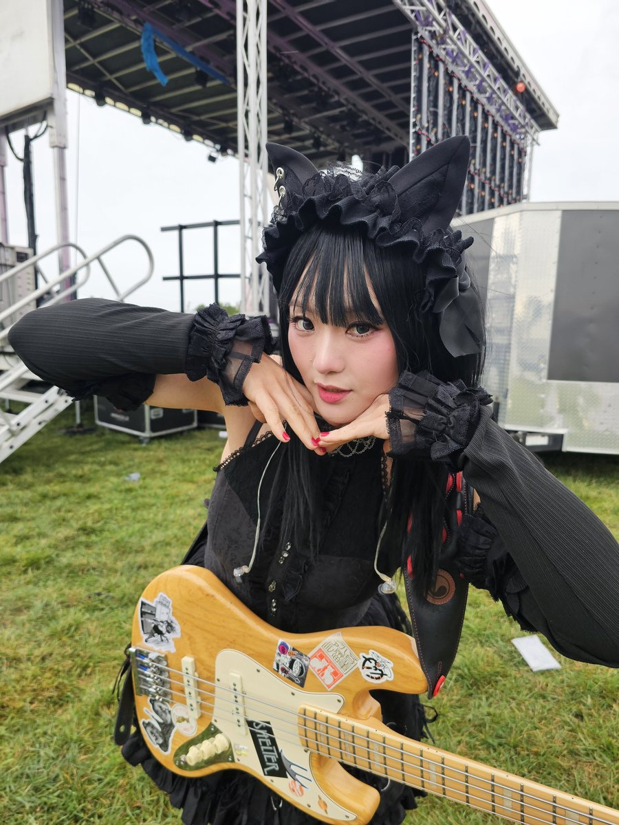 katomito's tweet photo. Chilly and rainy day outdoor show! Next to the river, so it's extra windy too! 🎸🐈‍⬛ RDY TO ROCK!! https://t.co/UjirK9ghIn