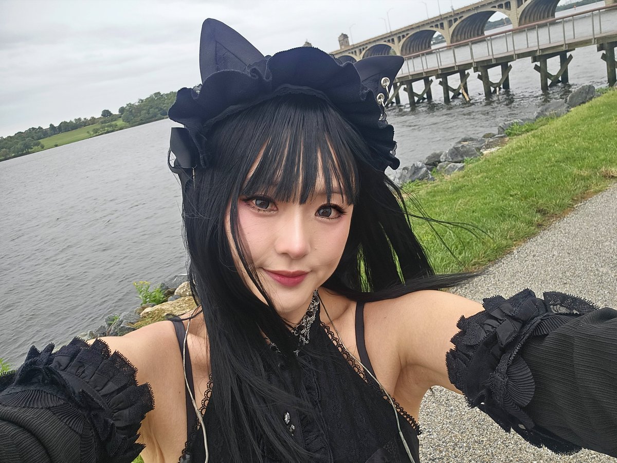 katomito's tweet photo. Chilly and rainy day outdoor show! Next to the river, so it's extra windy too! 🎸🐈‍⬛ RDY TO ROCK!! https://t.co/UjirK9ghIn