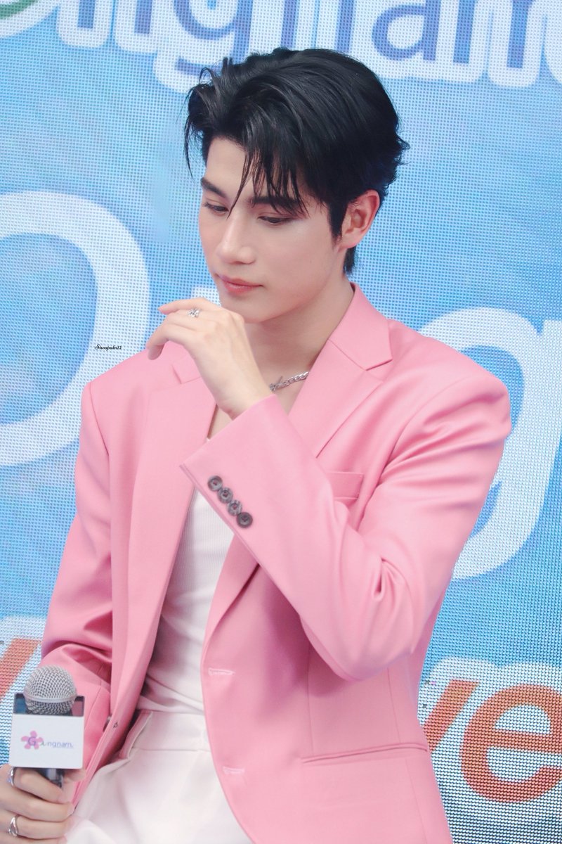 Siwapatn12's tweet photo. ท่วงท่าสวยสง่า สมกับเคะราชนิกุล 👑

@Ongsacelcius1 | #ongsacelcius
#GangnamClinicxInnOngsa https://t.co/mWyVcNJSOh