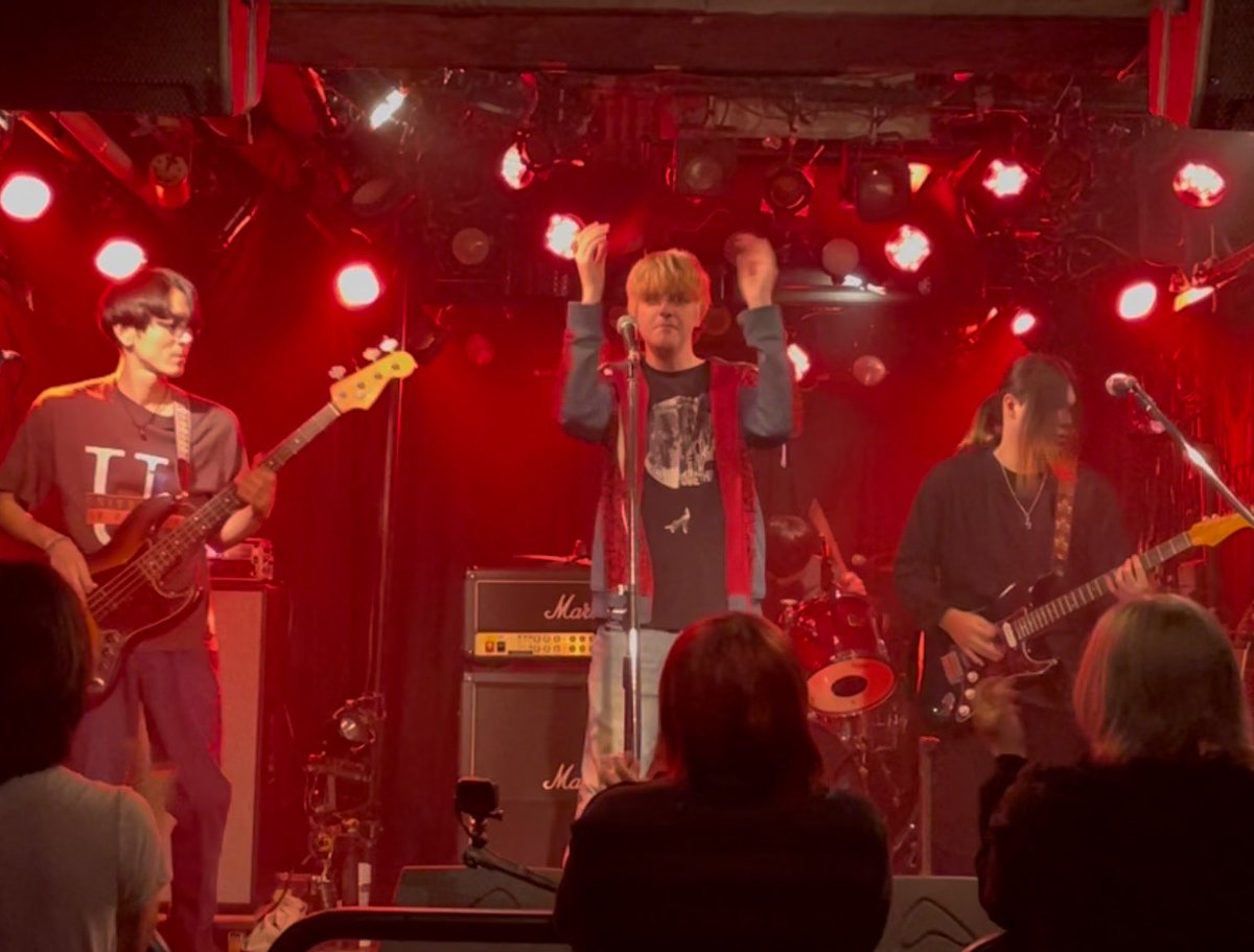 red_edge_stones's tweet photo. 本日のライブ、無事終了しました！
観に来てくださった方々、共演者の皆さん、投げ銭していただいた方、本当にありがとうございました！
めちゃくちゃ楽しかったです🔥
もっと良いライブができるようにこれからも頑張ります。
またライブでお会いしましょう！
#RedEdgeStones
#BARTAKE
#仙台
#ライブ https://t.co/tSNgpxoD1E