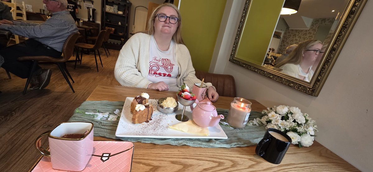 buckleydanielle's tweet photo. Easy Sunday mornings 🫖🍫🍓🍨 https://t.co/laB2G2pDs3
