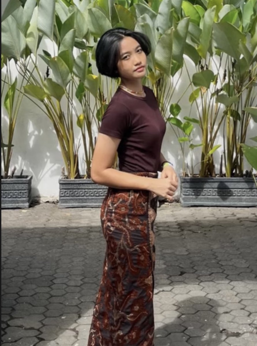 id9guo's tweet photo. Dm sub! Ini dia si betina yang sengaja dipamerin. Mukanya diam tp matanya bilang “pakai aku sesuka lo, ini milik umum.” bukan buat disayang tp dihina, dipaksa, dan dipakai sampai lemes. siap buat diisi, menunggu dicengkeram dan digoyang kasar. https://t.co/wyy1csJsrM