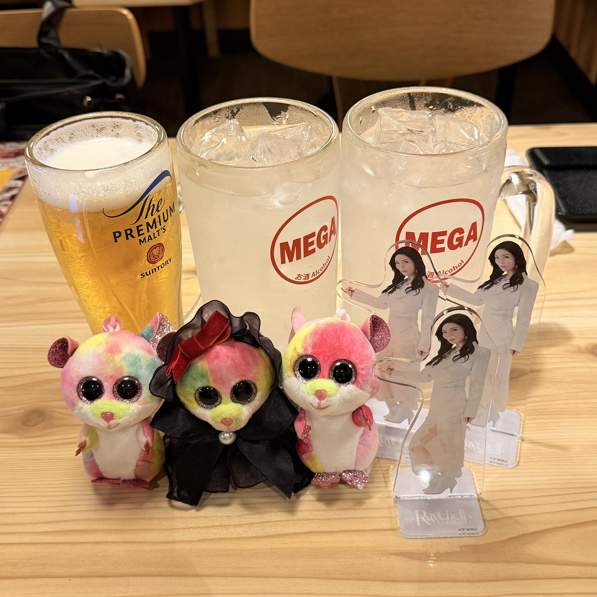MiyazonoYui's tweet photo. すごく幸せ！～
1部はすごく面白かったです。2部のセットリストは大好きな曲ばかりで、感想がたくさんあるけれどうまく言葉にできない……とにかくちぇるさん、ありがとう！
ライブ終了後、友達と夜ご飯を食べに行きました！幸せいっぱい！
#ちぇるどれん
#Raychell_Colorless_Tour https://t.co/kQK6tcJrqO