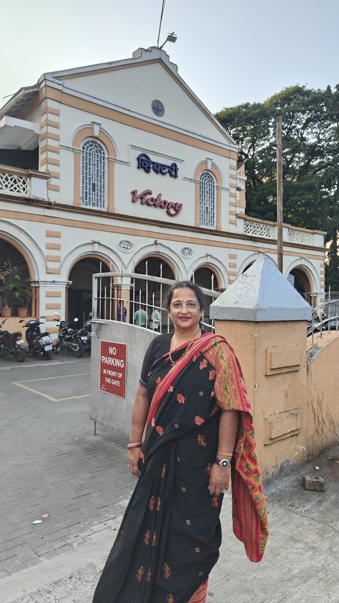 devamitrapanda's tweet photo. #randomclick by son-in-law Pune 's Single screen theatre hall 1934/35 established , standing at the ticket counter relived beautiful fond nostalgic memories of bygone era of seeing cinemas of 60s, 70s like crazy.😍😍😍 https://t.co/aDwkVicTjj