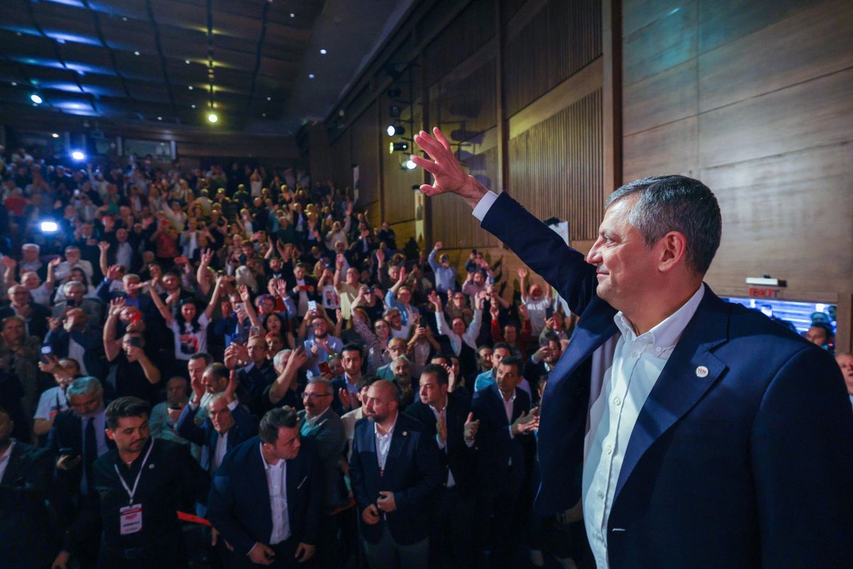 yenipartiyiz's tweet photo. Genel Başkanımız Özgür Özel, İstanbul’da Küçükçekmece İlçe Başkanlığımızın ön seçiminde üyelerimizle buluştu: 

"YENİ Parti, Türkiye’ye vaat ettiğini iliklerine kadar hissediyor. Parti içi demokrasiyi en yukarıya taşıyor.." https://t.co/gIyuQxIIh8