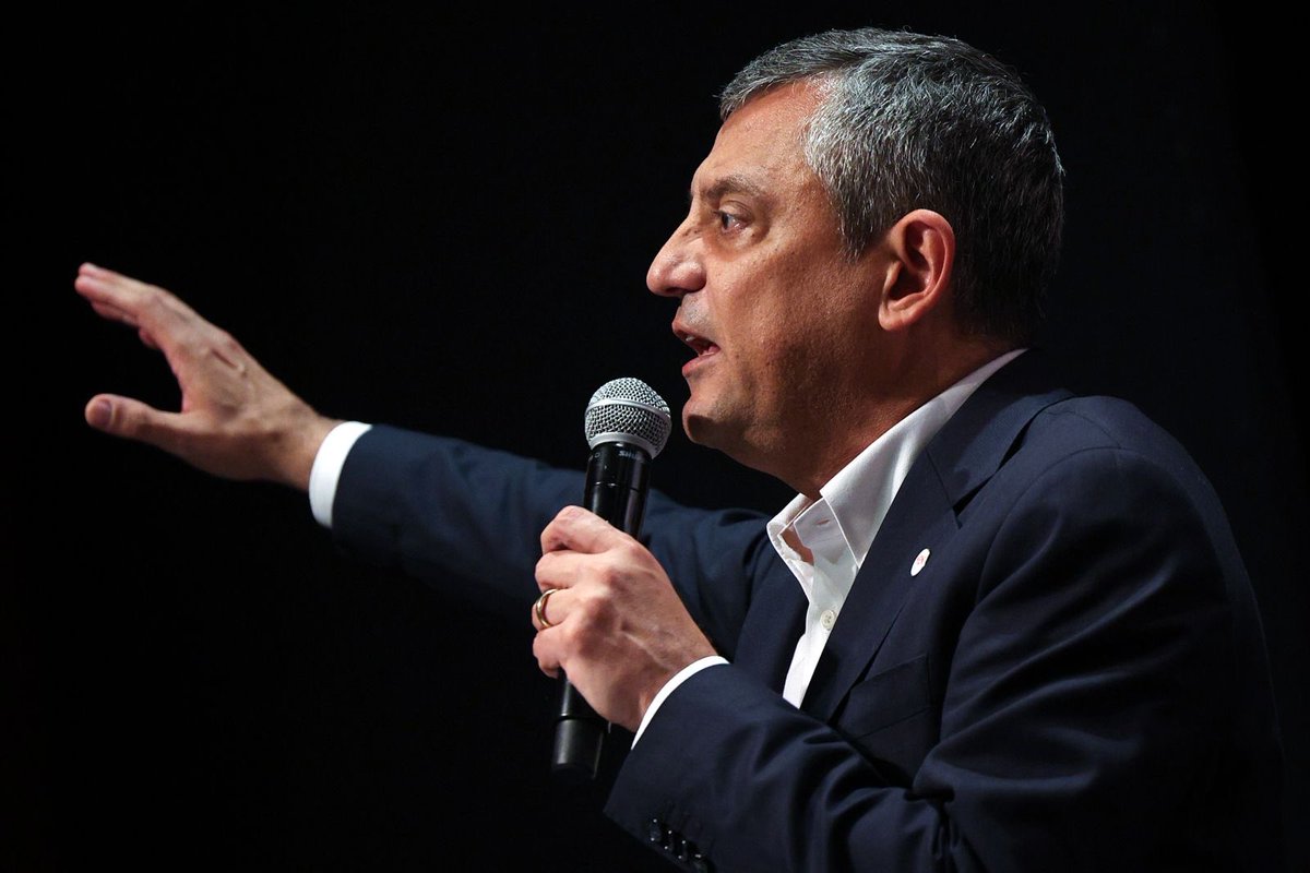 yenipartiyiz's tweet photo. Genel Başkanımız Özgür Özel, İstanbul’da Küçükçekmece İlçe Başkanlığımızın ön seçiminde üyelerimizle buluştu: 

"YENİ Parti, Türkiye’ye vaat ettiğini iliklerine kadar hissediyor. Parti içi demokrasiyi en yukarıya taşıyor.." https://t.co/gIyuQxIIh8