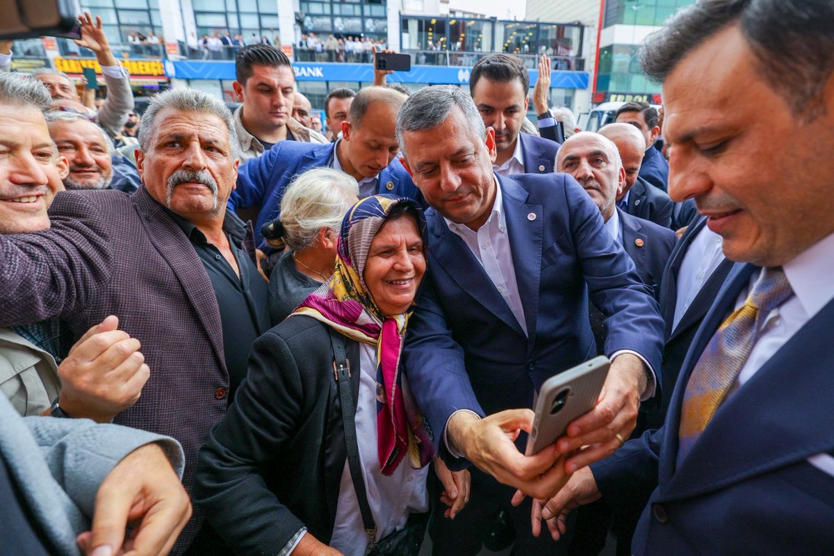 yenipartiyiz's tweet photo. Genel Başkanımız Özgür Özel, İstanbul’da Küçükçekmece İlçe Başkanlığımızın ön seçiminde üyelerimizle buluştu: 

"YENİ Parti, Türkiye’ye vaat ettiğini iliklerine kadar hissediyor. Parti içi demokrasiyi en yukarıya taşıyor.." https://t.co/gIyuQxIIh8