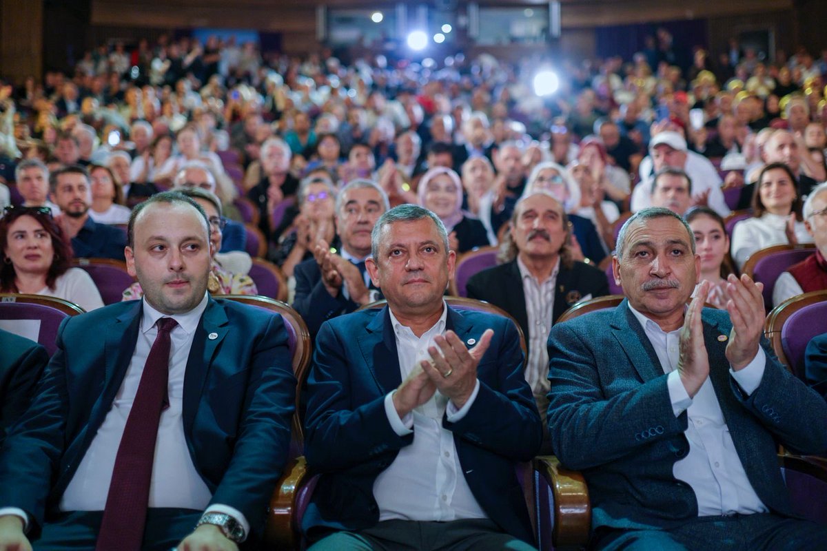 yenipartiyiz's tweet photo. Genel Başkanımız Özgür Özel, İstanbul’da Küçükçekmece İlçe Başkanlığımızın ön seçiminde üyelerimizle buluştu: 

"YENİ Parti, Türkiye’ye vaat ettiğini iliklerine kadar hissediyor. Parti içi demokrasiyi en yukarıya taşıyor.." https://t.co/gIyuQxIIh8