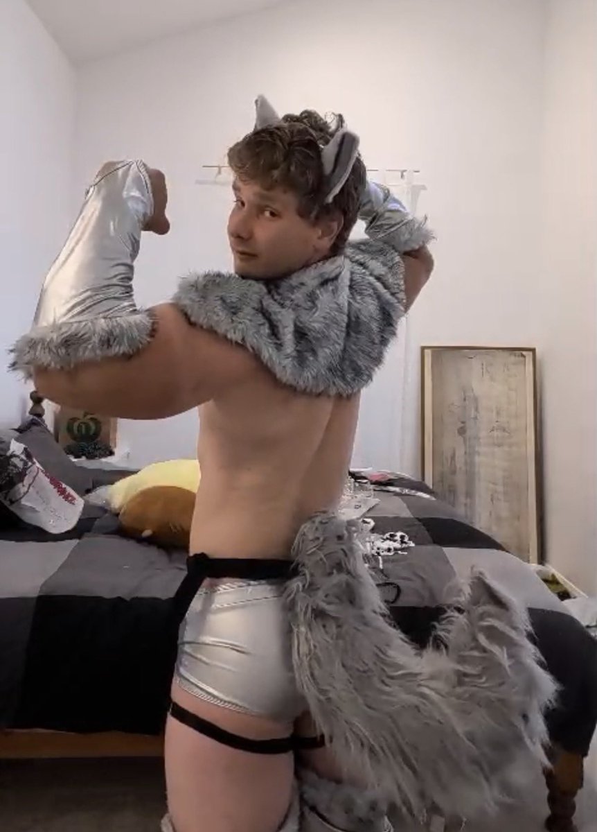 jameshorvatt's tweet photo. halloween costume spoiler ? https://t.co/xWhmVV9JVX