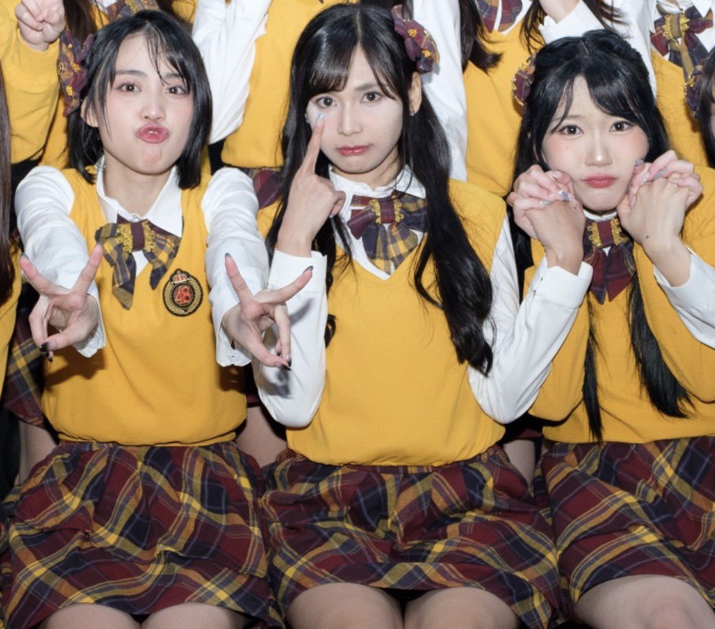 Gunnersaur13's tweet photo. Uno , dos , tres 
@L_MarshaJKT48 @A_GitaJKT48 @AM_EllaJKT48 https://t.co/Wvbt5PYCJD