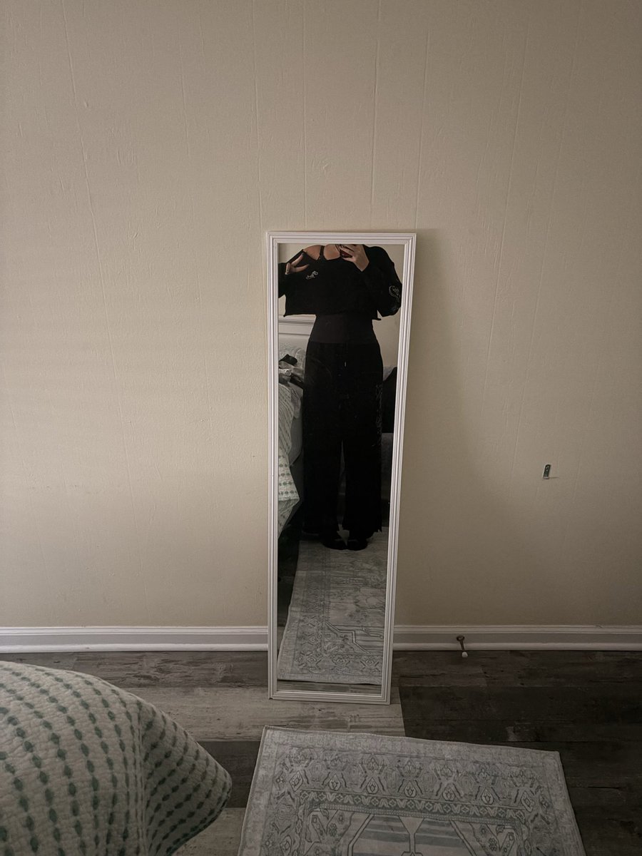 emoangel111's tweet photo. body/outfit check. i need tips on losing extra arm fat https://t.co/gPxXmWsCsZ