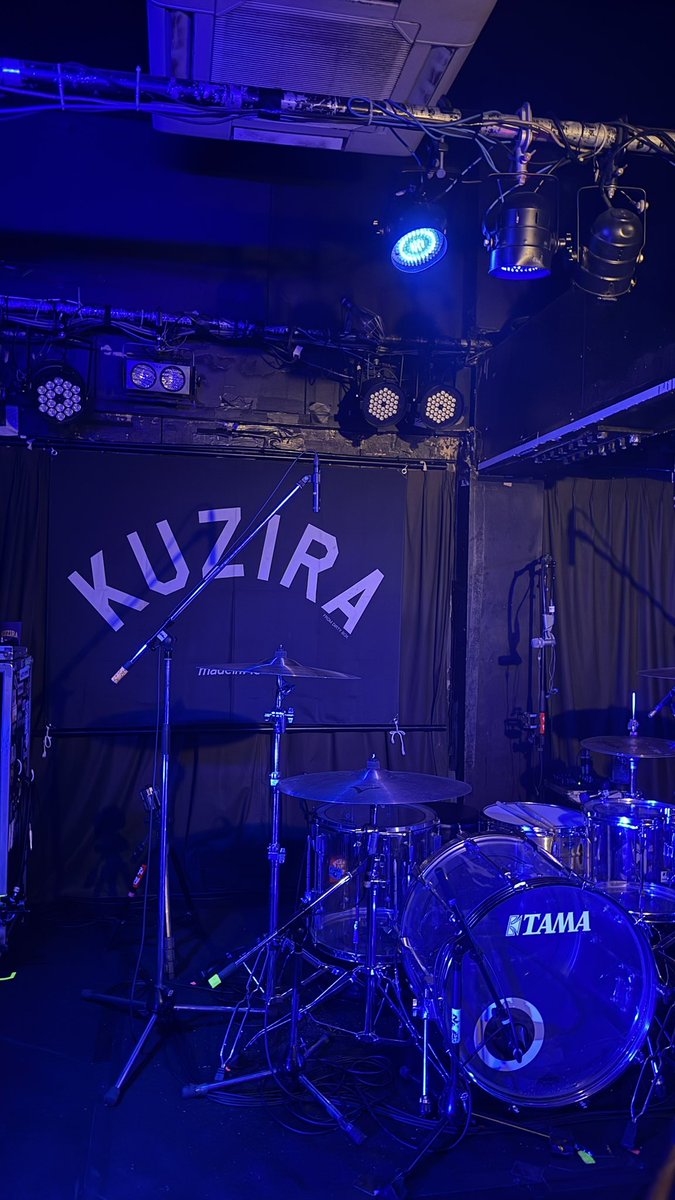 ronio_inthedeep's tweet photo. KUZIRA × the奥歯's‼️

大好きな2バンドを地元で見れて幸せだった
どっちのボーカルもジャックパーセル履いてるのが好き https://t.co/URp8GtPofW