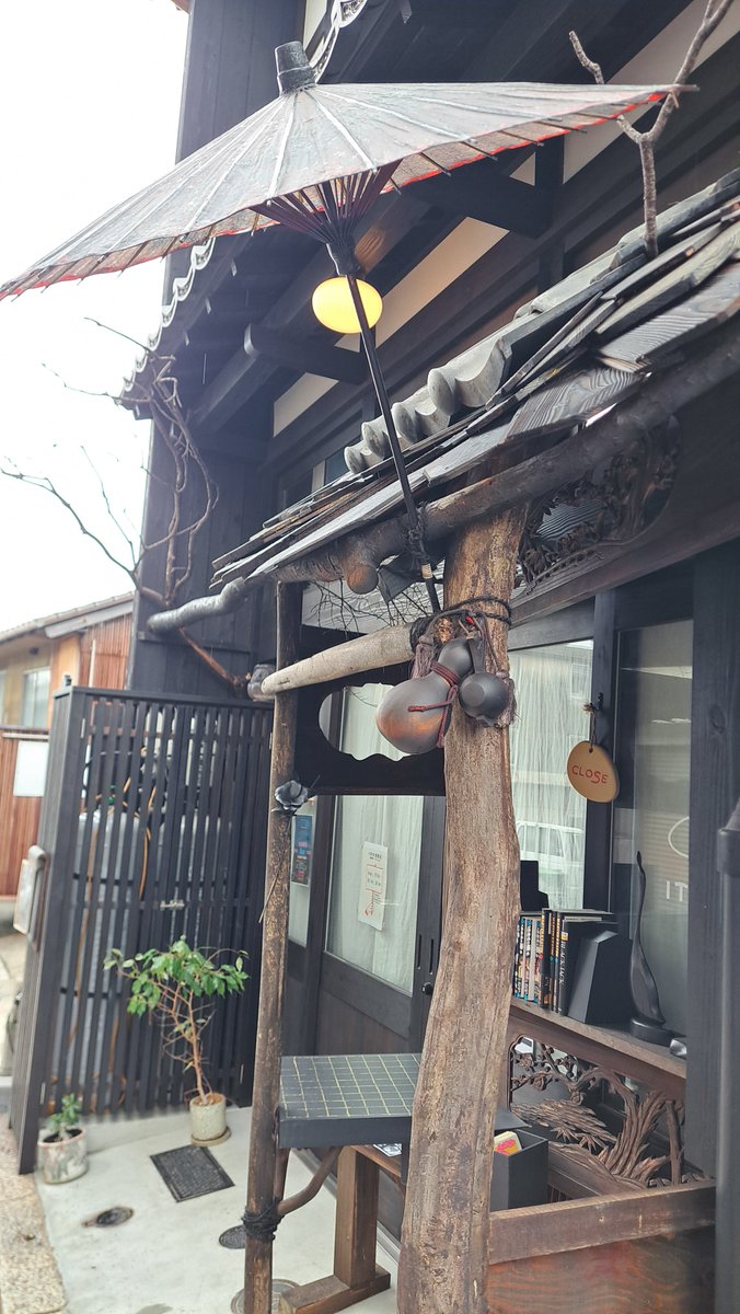 AEDojsn's tweet photo. 今年も鞆の浦で開催中、町中にアートが溢れる TOMONOURA DE ARTの初日に行ってきた。雨もあって空いてるのをこれ幸い、今日はじっくり鑑賞したり撮影したり。 https://t.co/0IIY6kTG42