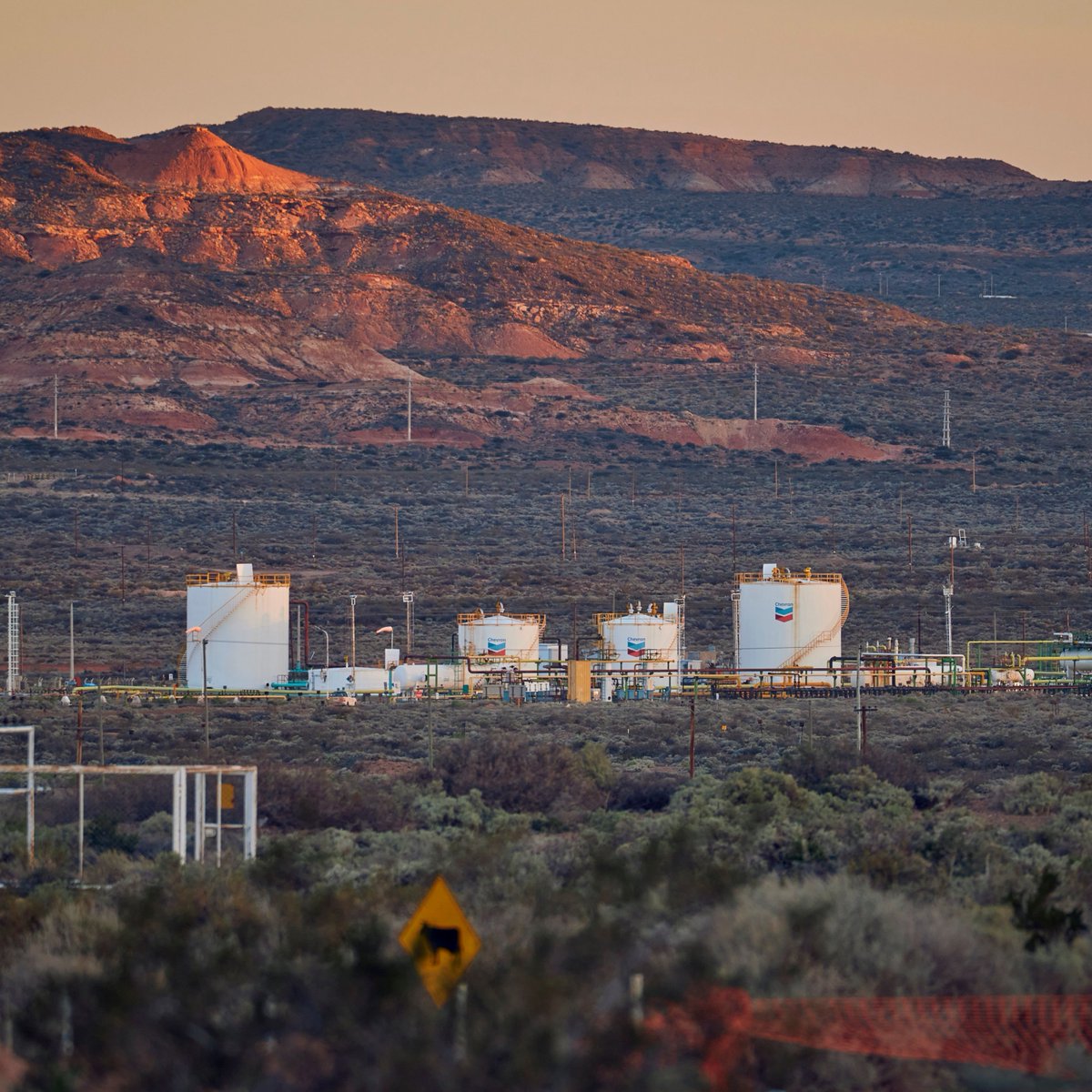 clarincom's tweet photo. CHEVRON INVERTIRÁ US$ 13.800 MILLONES EN VACA MUERTA

La petrolera estadounidense proyecta triplicar su producción en El Trapial, Neuquén, en menos de diez años. Será la mayor inversión extranjera del RIGI y deberá destinar al menos US$ 2.000 millones al proyecto hasta fines de 2028.

El yacimiento produce más de 40.000 barriles equivalentes por día y ocupa 450 km², más del doble de la superficie de la Ciudad de Buenos Aires. La compañía busca expandir allí su producción no convencional y destinar una parte creciente a la exportación.

(+) en Clarín: https://t.co/Oxg5Xwwhn1