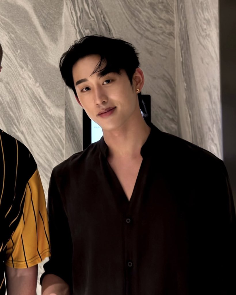 thursfourr's tweet photo. น้องเอส last night หรออ 
เชิ้ตดำ ต่างหูชาแนล หน้าหล่อๆ 👼🏻🤍✨ถูกต้องที่สุด

#est_rvp https://t.co/Z3hnJCm2b5