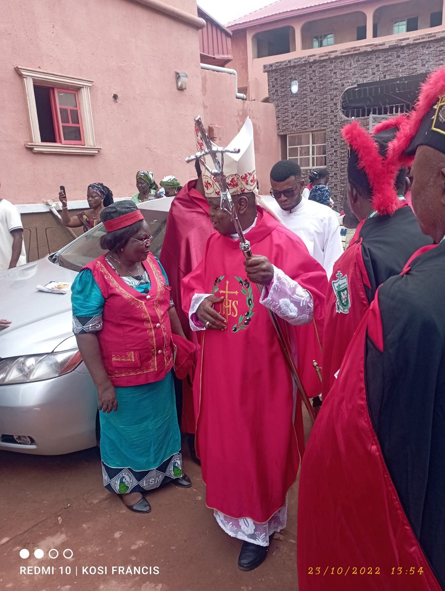haywhyutd's tweet photo. Catholic to Catholic — a short note on that picture.

What looks strange is the staff. We are used to the bishop’s crozier: the curved shepherd’s hook. That is the ordinary sign of his pastoral office. A straight staff with a crucifix looks like the papal ferula, so many of us doubt the photo.

There is no Church law that reserves the ferula to the Pope alone. Bishops are not forbidden to carry a staff of that form. The curved crozier is the custom; the crucifix staff is permitted.

The modern papal ferula with the Crucified on top became regular only with St. Paul VI in 1965. Later Popes have used it the same way a bishop uses his crozier.

So the picture is real. Most Rev. Ernest Obodo, Auxiliary Bishop of Enugu, carried the same style of staff in October 2022. Unusual, yes. Against the liturgy, no.

The crozier shows the local shepherd. The ferula shows the Cross he must follow. Both are acceptable. We learn daily.

@FrUgochukwu @frmarcellinus kindly help with further clarification 🙏

#Catholic #Liturgy #Crozier #Ferula