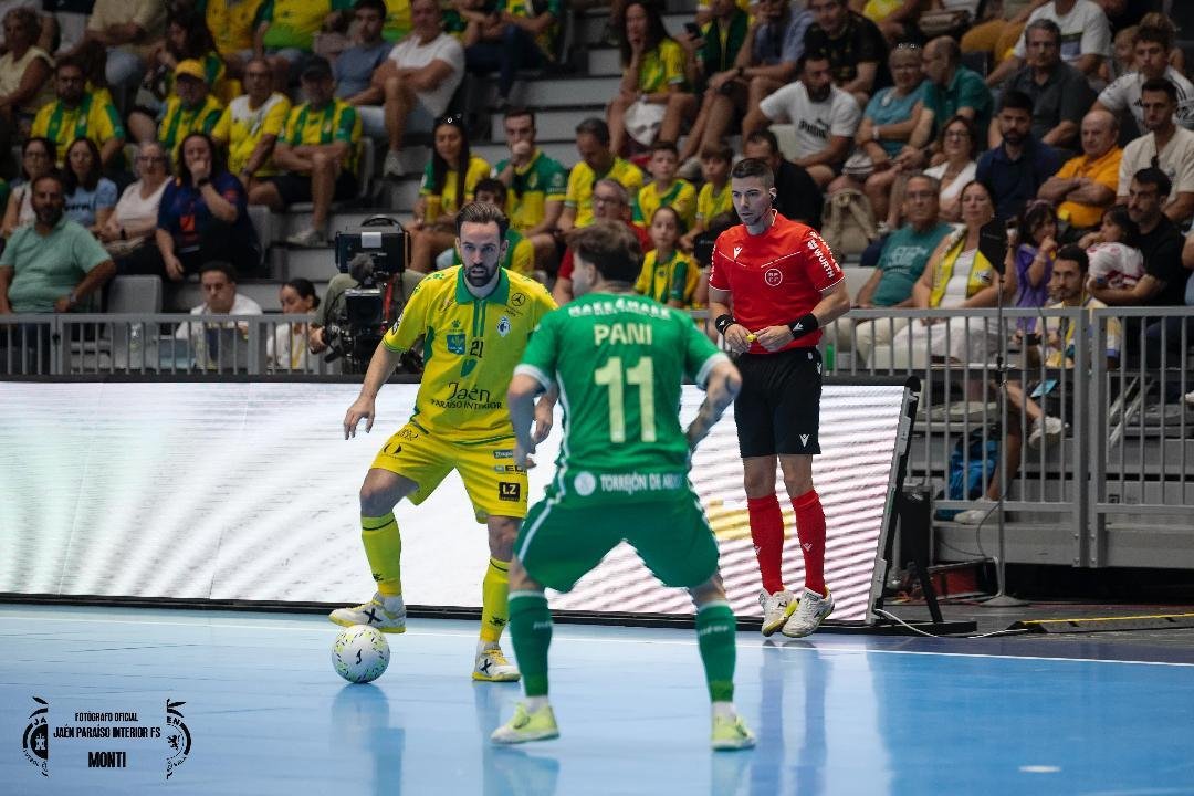 CoGAFS's tweet photo. 🏆 Liga Prime | Apertura | Jª 3
👥 Francesc García-Donas / Iván López
👥 Manuel Barrilero / Sergio de la Torre
@JaenFS 🆚 @ClubInterFS
📸 @__monti.___ IG
#futsal #aretofutbola #futsalreferee #jaen #cogafs https://t.co/ObHarkC4bU