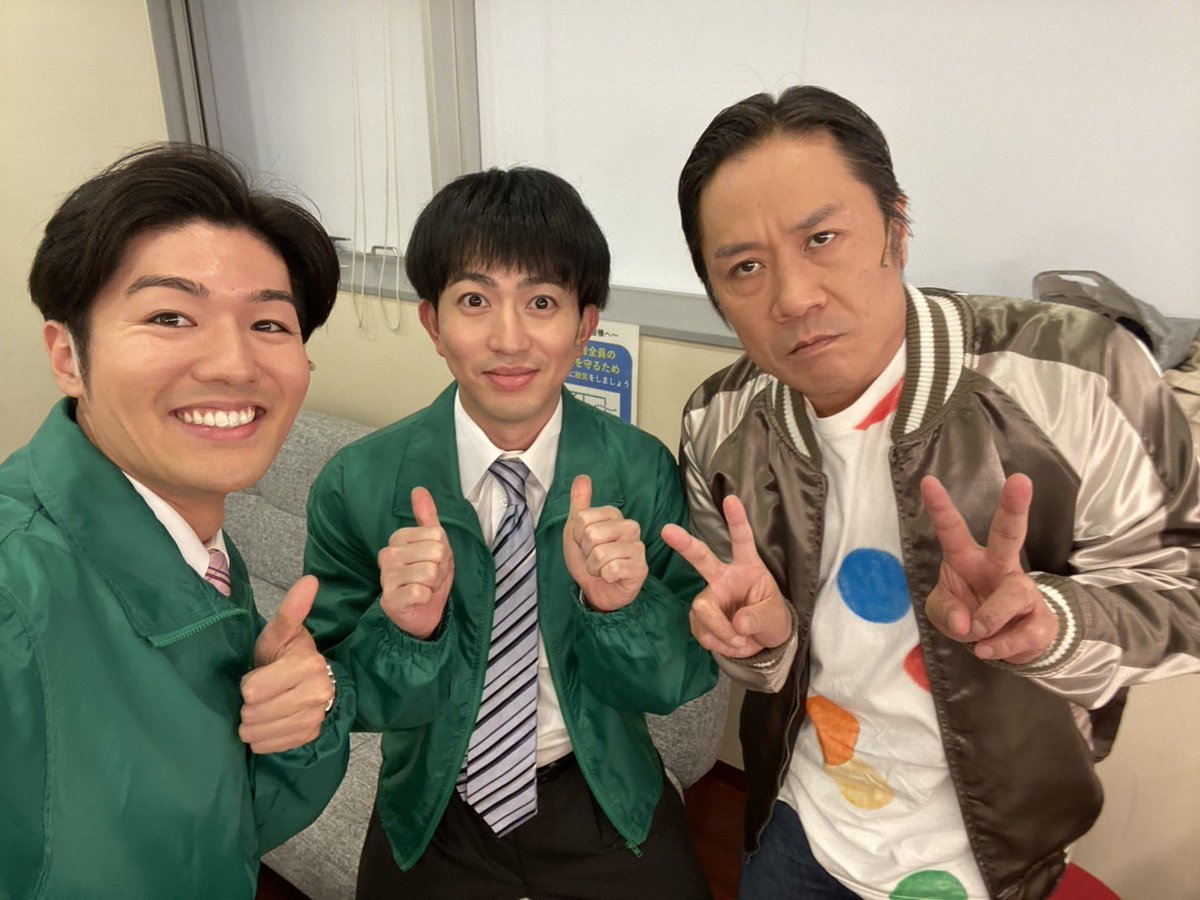 onobebe's tweet photo. ＊AIトオル猿モードのお菓子物色の巻
（バナナよりも普通のお菓子に目がない）

＊AIトオルのこっそり自撮りとその秘密を知った男
（このあと消されます）

＊AIトオルの選挙対策委員会
（左:吉田くん、右:斎藤くん）

吉田役のトモゾウこと大城智哉さん
斎藤役のウッチーこと内田智大さん
昨年の〈反乱のボヤージュ〉で共演したお二人。
改めて二人の明るさや清々しさに感謝。
先輩風を吹かさせて貰って気持ちよくしてくれたり、先輩風吹かしすぎたら諌めてくれたり、楽しい日々を過ごさせて貰いました。