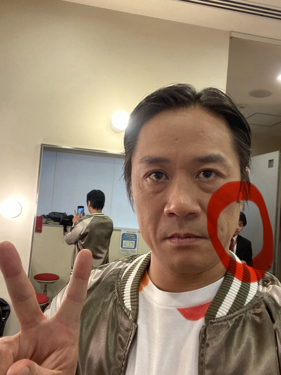 onobebe's tweet photo. ＊AIトオル猿モードのお菓子物色の巻
（バナナよりも普通のお菓子に目がない）

＊AIトオルのこっそり自撮りとその秘密を知った男
（このあと消されます）

＊AIトオルの選挙対策委員会
（左:吉田くん、右:斎藤くん）

吉田役のトモゾウこと大城智哉さん
斎藤役のウッチーこと内田智大さん
昨年の〈反乱のボヤージュ〉で共演したお二人。
改めて二人の明るさや清々しさに感謝。
先輩風を吹かさせて貰って気持ちよくしてくれたり、先輩風吹かしすぎたら諌めてくれたり、楽しい日々を過ごさせて貰いました。